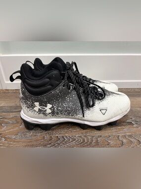 Under Armour Men’s Size 7.5W Black and White Gradient Football Cleats